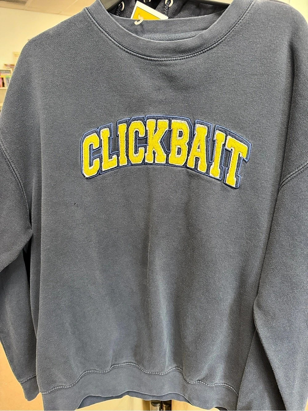 CLICKBAIT Graphic Sweatshirt in Gray XL Like New